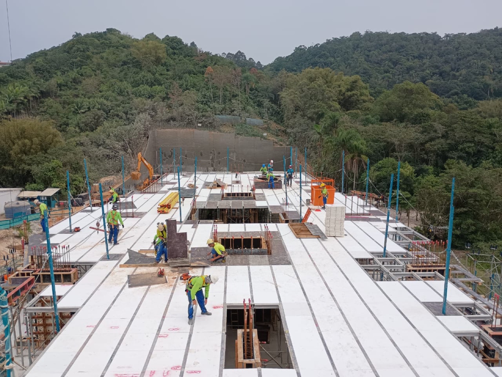 Vista superior da laje executada com o Sistema Alumatex e equipe em obra