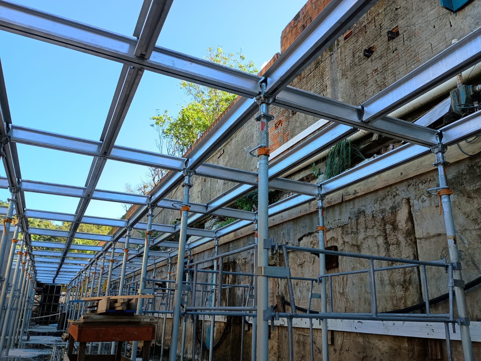 Grid de vigas de alumínio do Sistema Alumatex montado em obra
