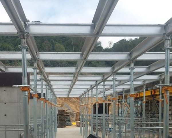 Sistema Alumatex montado em obra, vigas de alumínio em perspectiva