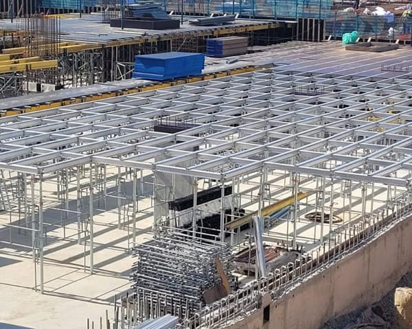 Grid de vigas de alumínio do Sistema Alumatex montado em obra