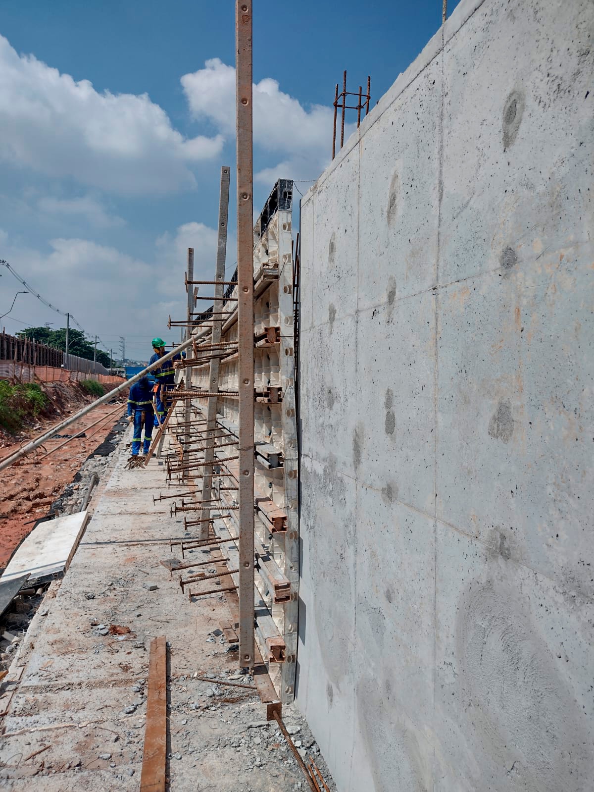 Locação de fôrmas para muro e parede de concreto com o Sistema Planex
