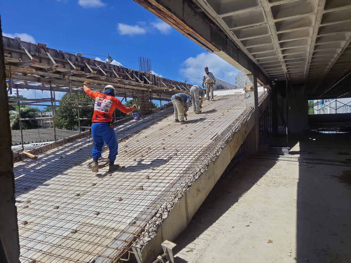 Locação de fôrmas para rampa de concreto com o Sistema Planex