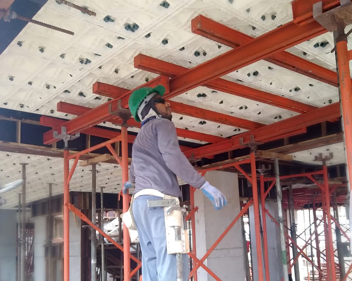 Locação de fôrmas para laje maciça Planex montadas no canteiro de obras