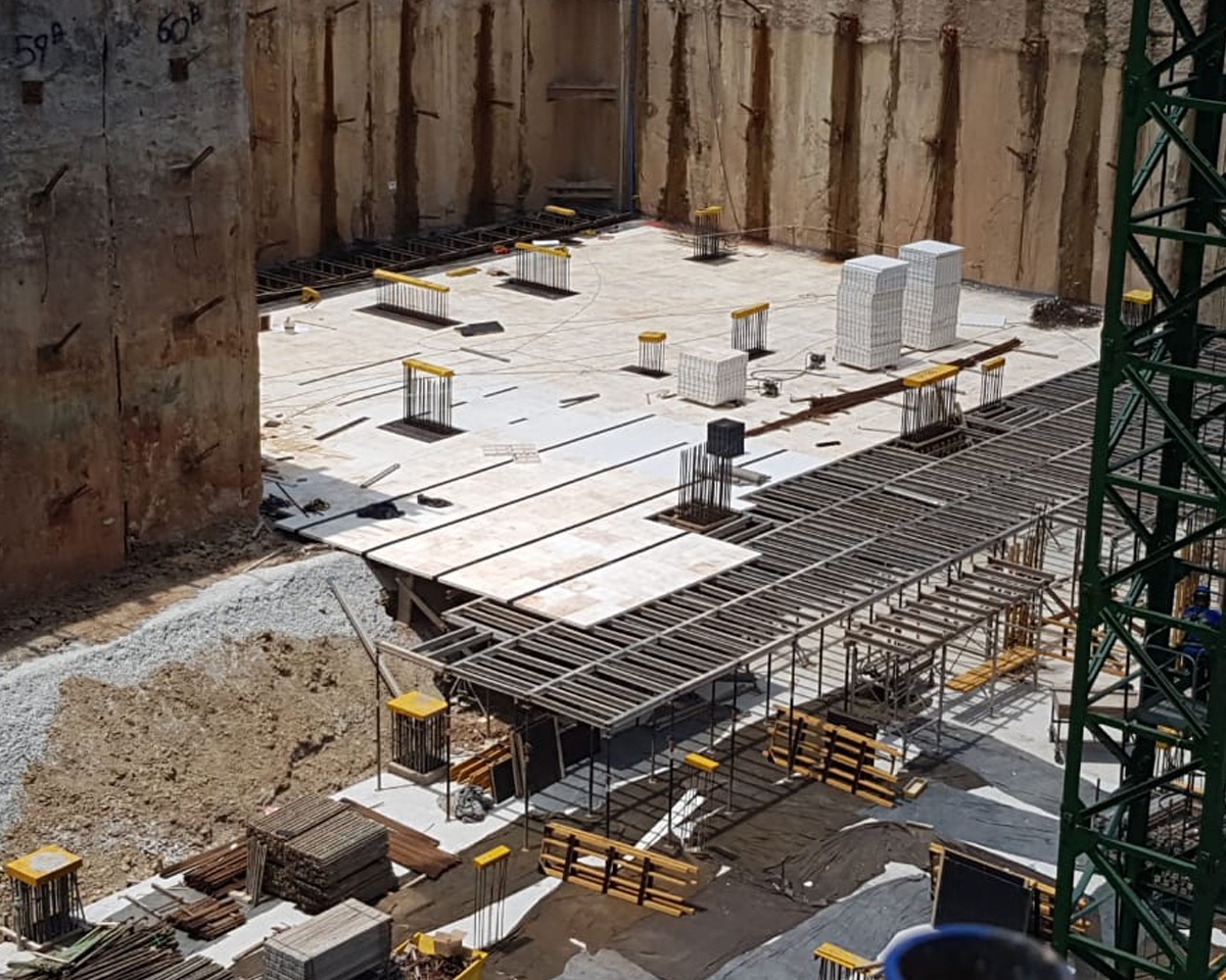 Locação de fôrmas para laje maciça Sistema Planex montado em obra