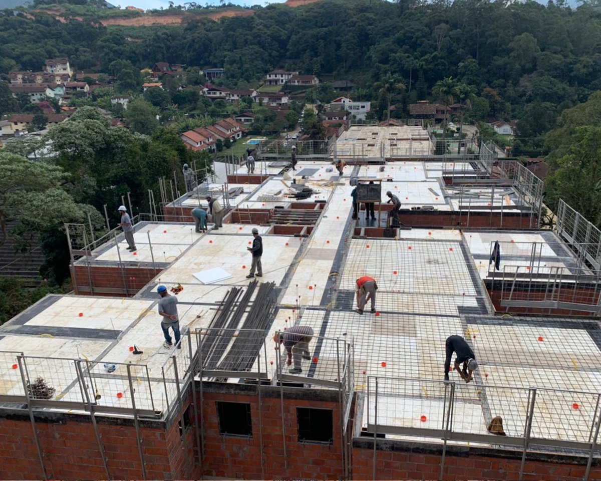 Locação de fôrmas para laje com painéis Planex conectados por travas