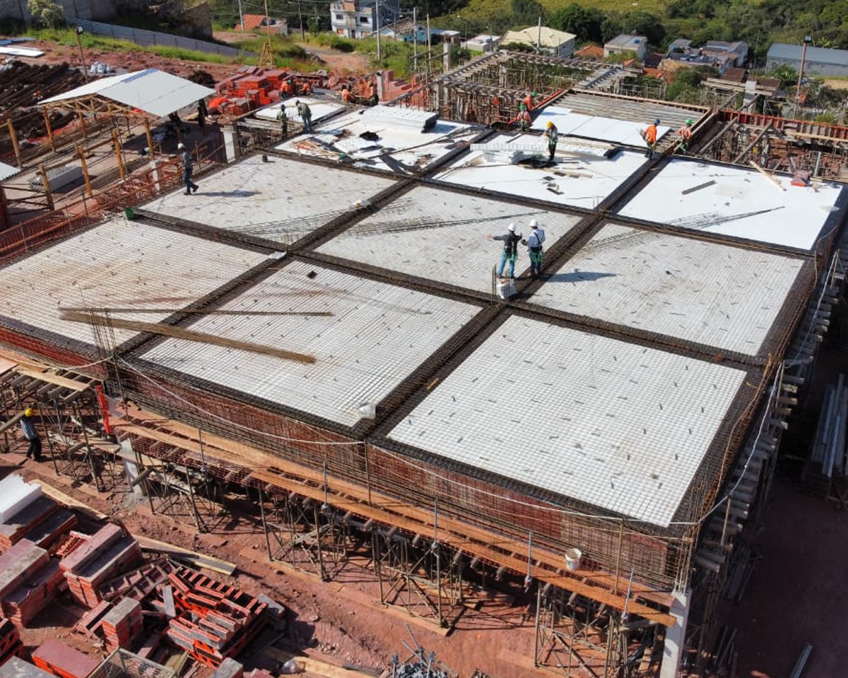 Locação de fôrmas para laje maciça Planex em pavimento de edifício