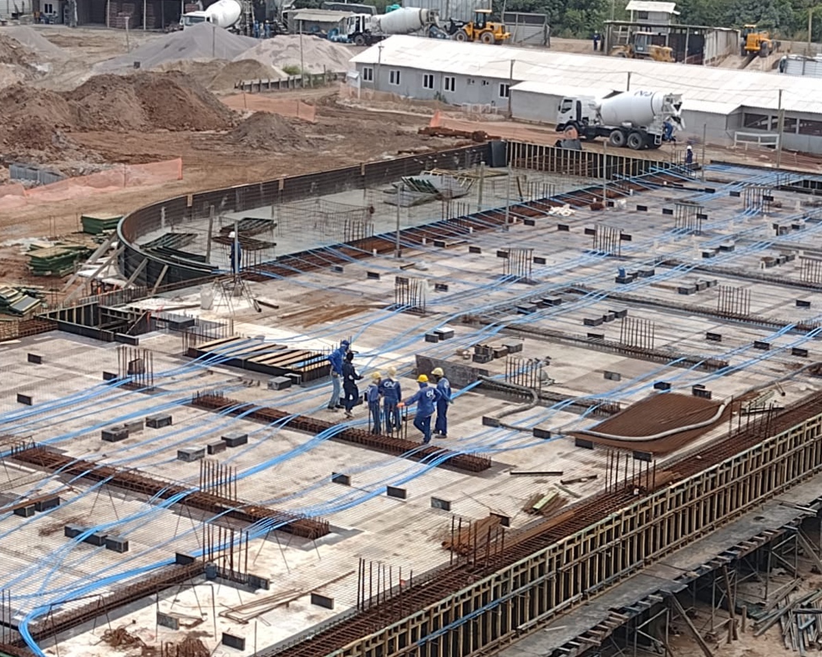 Locação de fôrmas para laje com montagem do Planex em viga estrutural