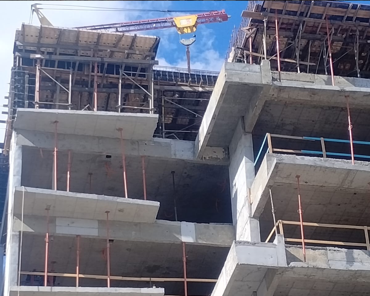 Locação de fôrmas para laje Planex em pilar de concreto armado