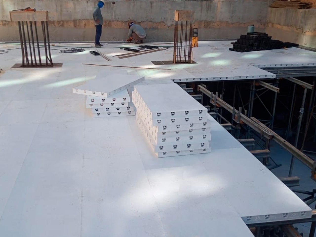 Locação de fôrmas para laje com painéis plásticos Planex reutilizáveis
