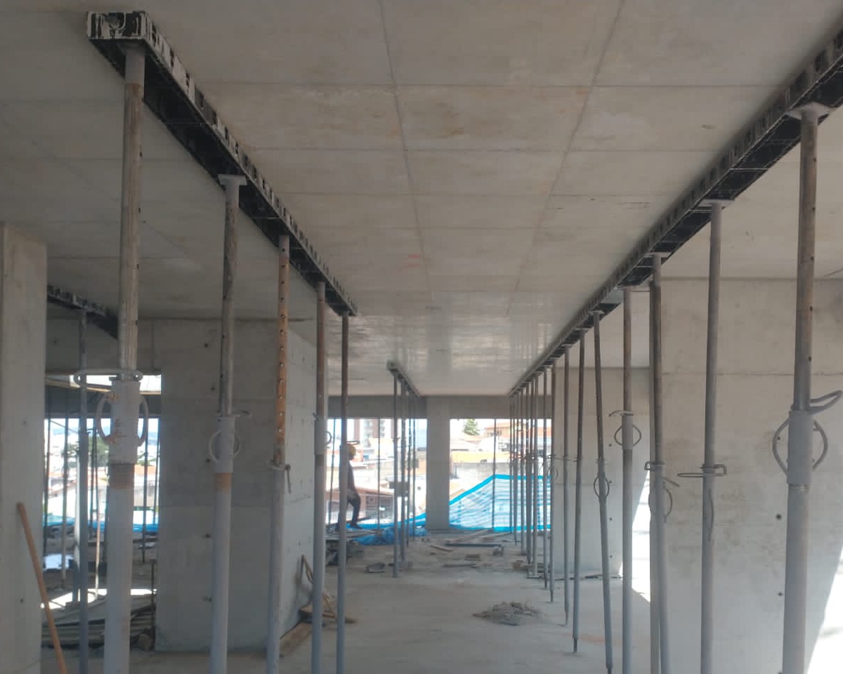 Locação de fôrmas para laje com Sistema Planex em obra residencial