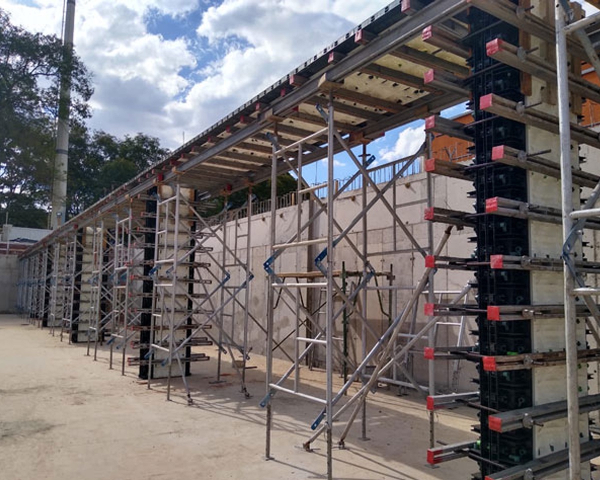 Locação de fôrmas para laje com acabamento de concreto do Planex