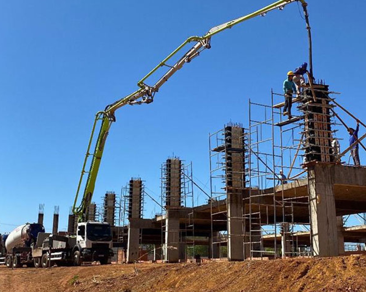 Locação de fôrmas para laje maciça Planex em estrutura de edifício