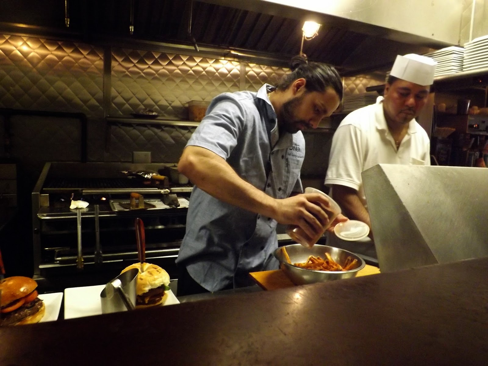 Preparo dos alimentos no Times Square Diner & Grill