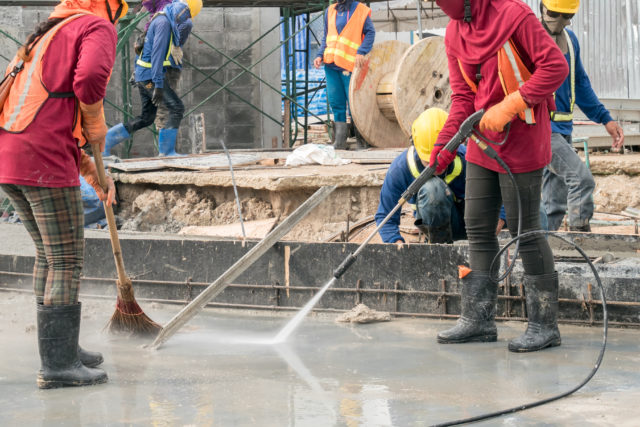 homens-limpando-obra-com-agua