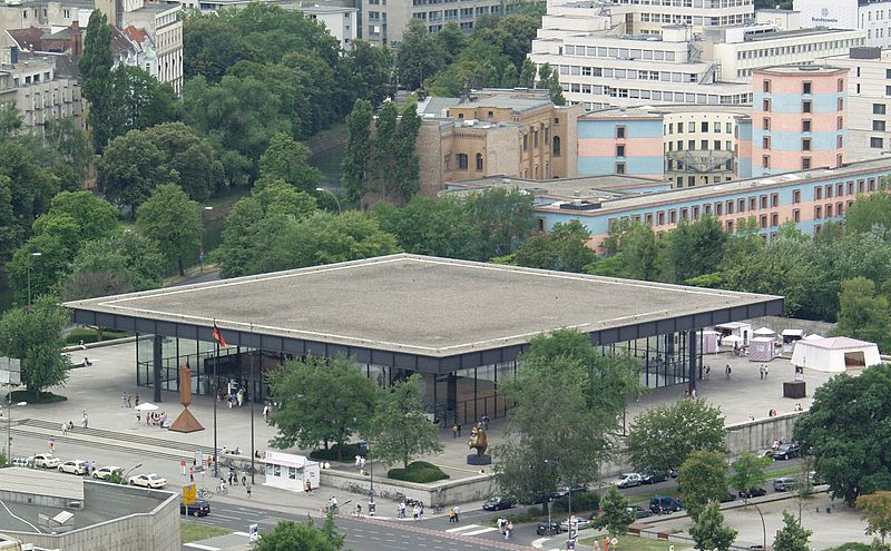 Área externa da Nova Galeria Nacional de Berlim - Neue Nationalgalerie