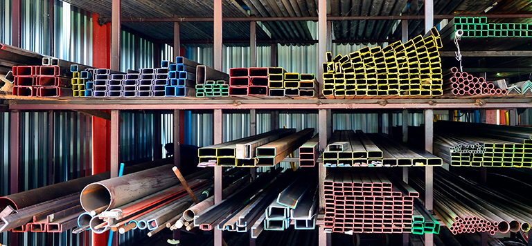 aço-em-pilhas-armazenamento-de-materiais 