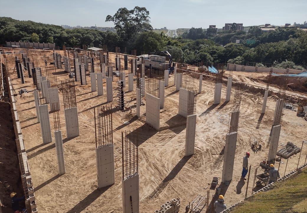pilares construídos com as fôrmas para pilar atex
