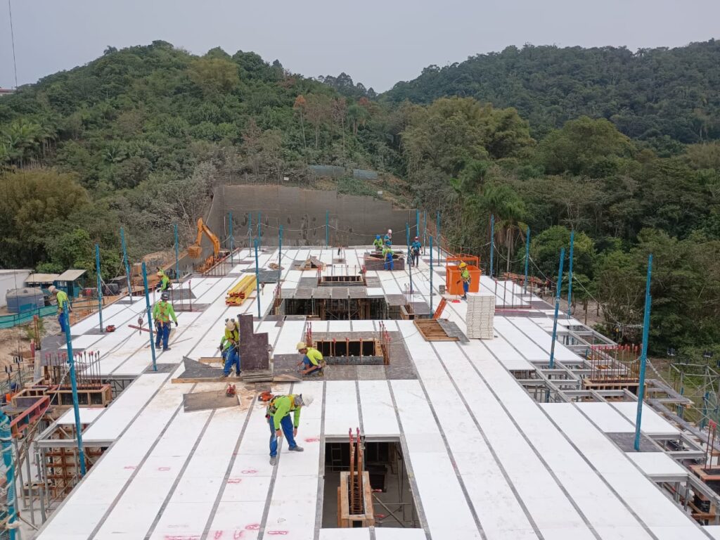 Montagem da Aluplan, fôrma para laje maciça do Sistema Alumatex, em obra