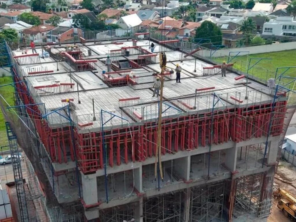 Vista aérea de laje em execução no Kingdom Towers, com equipe trabalhando sobre a estrutura