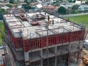 Vista aérea de laje em execução no Kingdom Towers, com equipe trabalhando sobre a estrutura