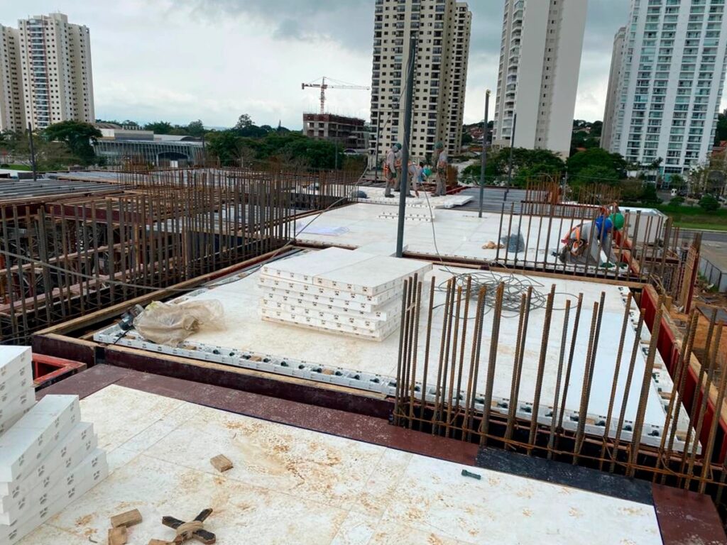 Fôrmas plásticas Planex Atex na laje do Kingdom Towers, com armaduras e trabalhadores ao fundo