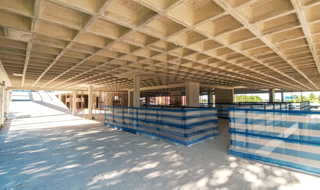 Laje nervurada aparente executada com fôrmas Atex em edifício em construção