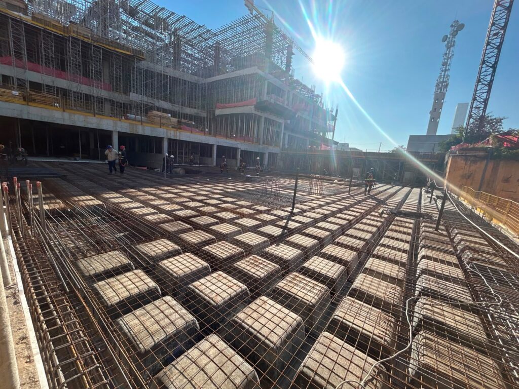 Obra com fôrmas plásticas Atex e armadura montadas para a concretagem de laje nervurada
