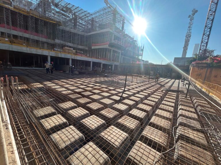 Obra com fôrmas plásticas Atex e armadura montadas para a concretagem de laje nervurada