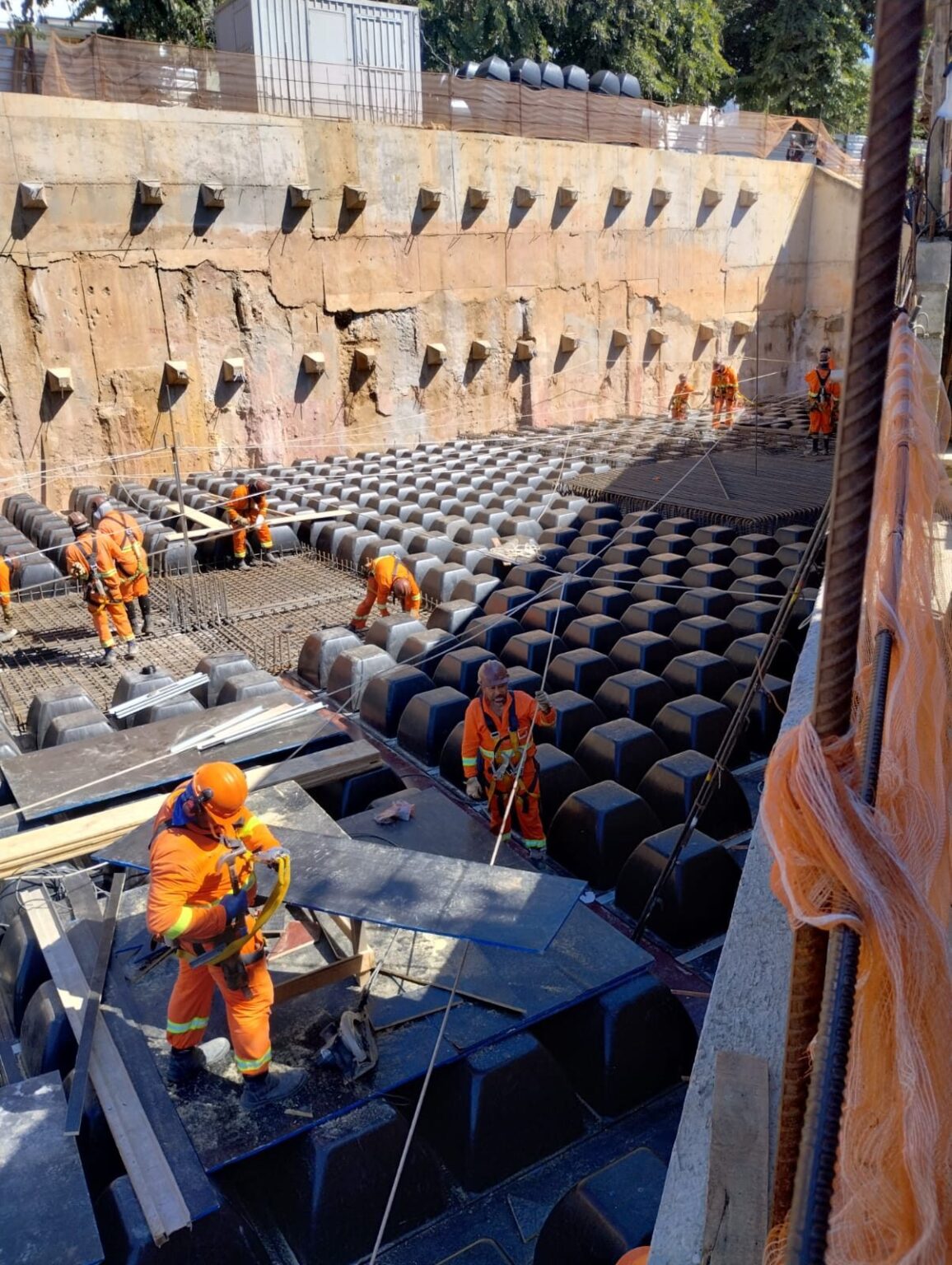 Equipe em obra com fôrmas Atex