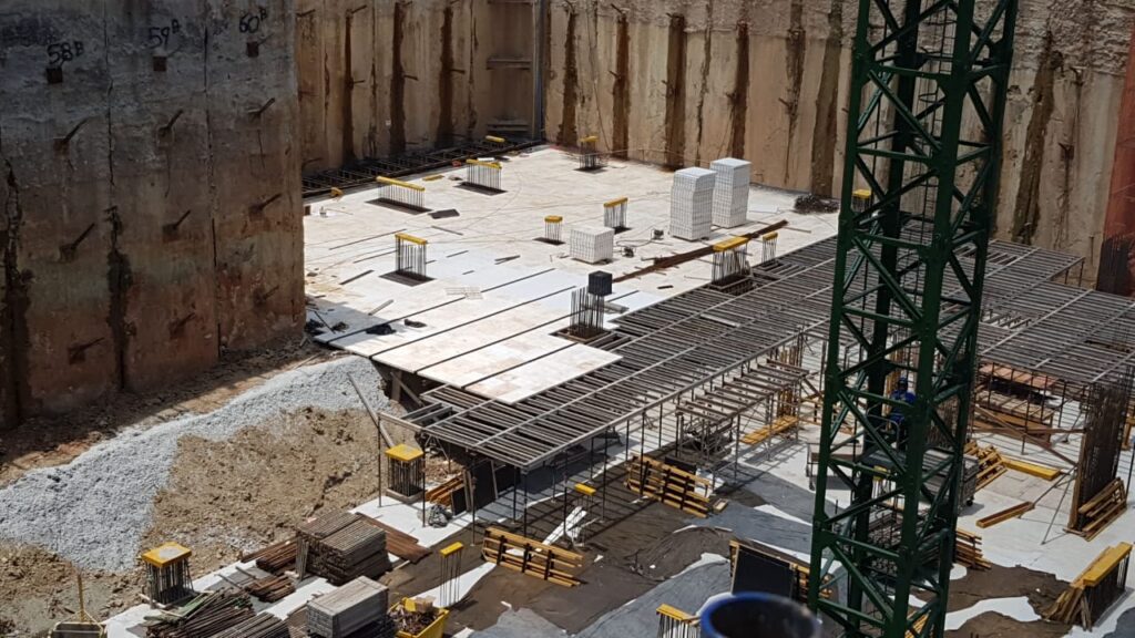 Montagem das fôrmas plásticas do Sistema Planex para laje maciça em obra